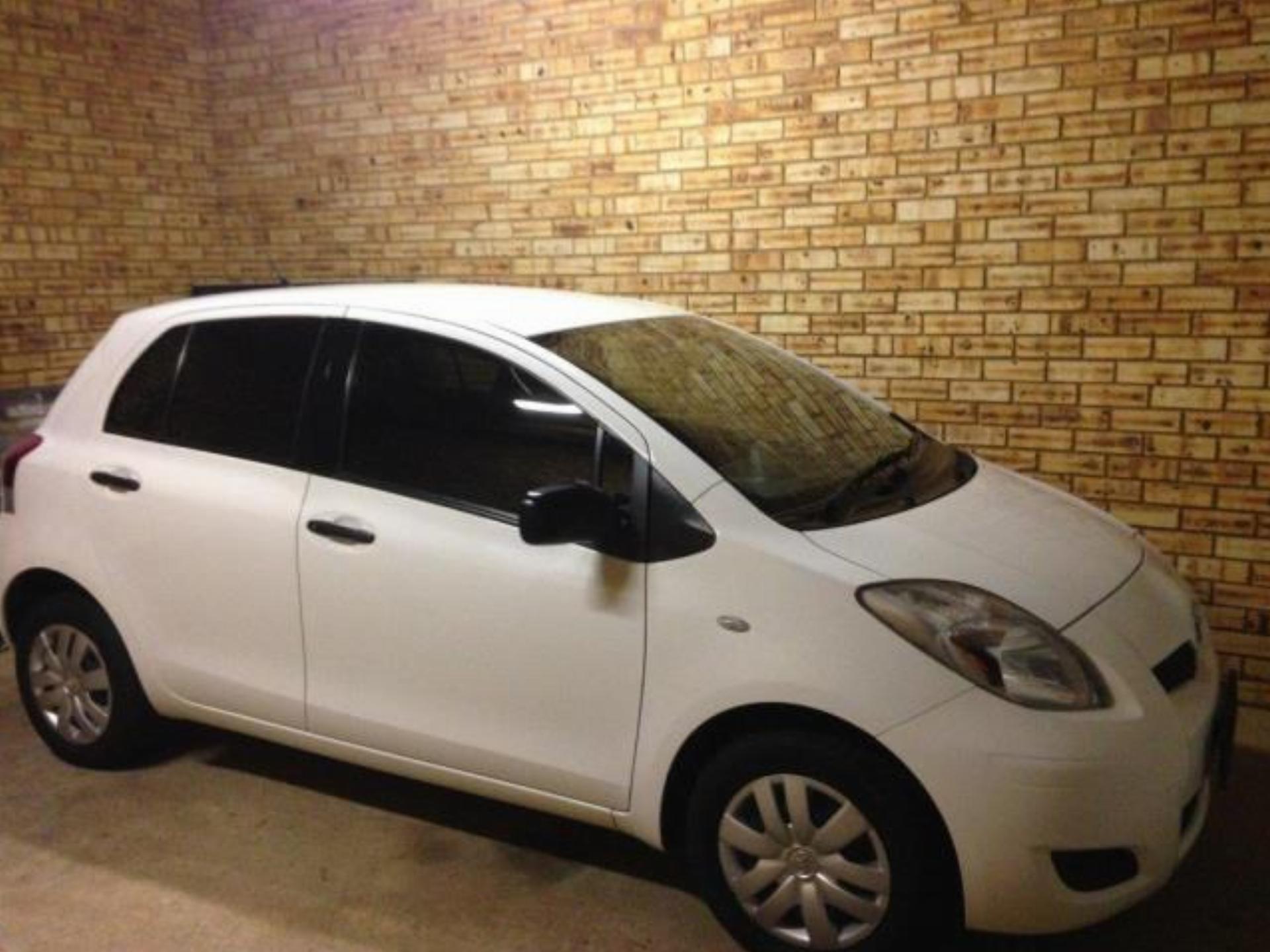 Used Toyota Yaris Zen 3 A/C 2011 on auction with a price of R 105,000. Toyota Yaris Zen 3 A/C