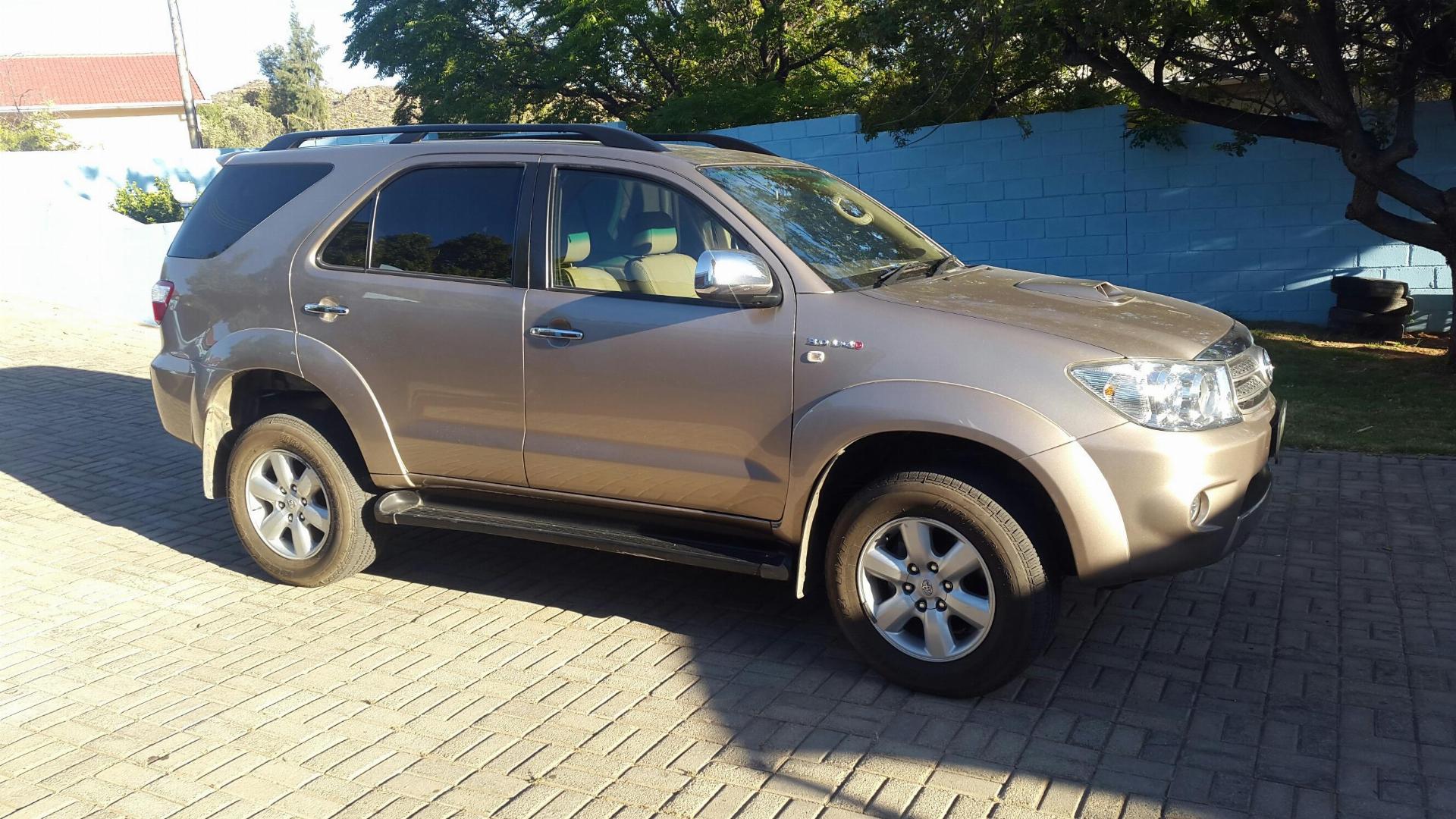 Toyota Fortuner 3.0 D-4D 4X4 AT, Gold