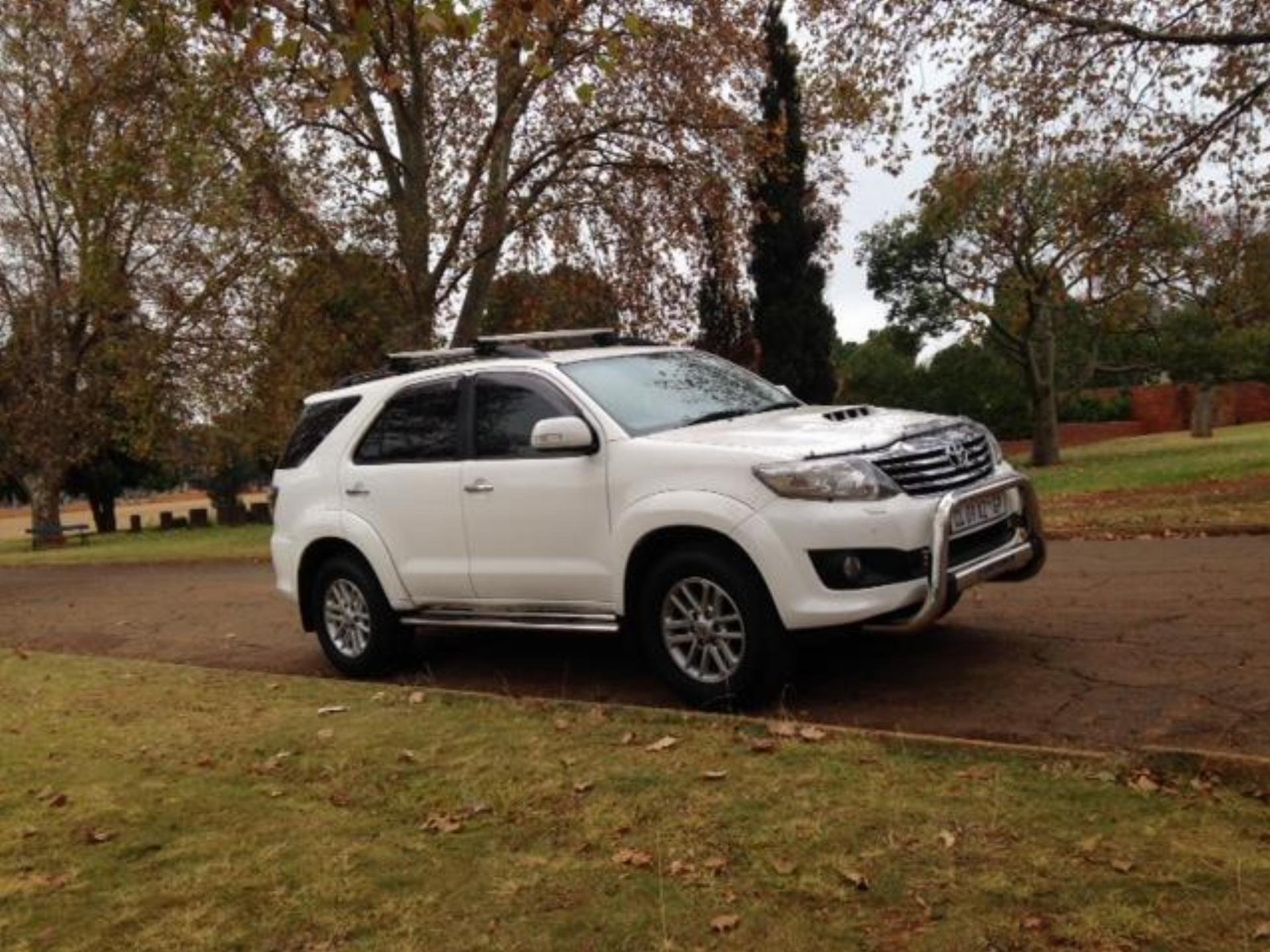 Toyota Fortuner 3.0 D4D 4X2 A/T WHITE, Low Mileage