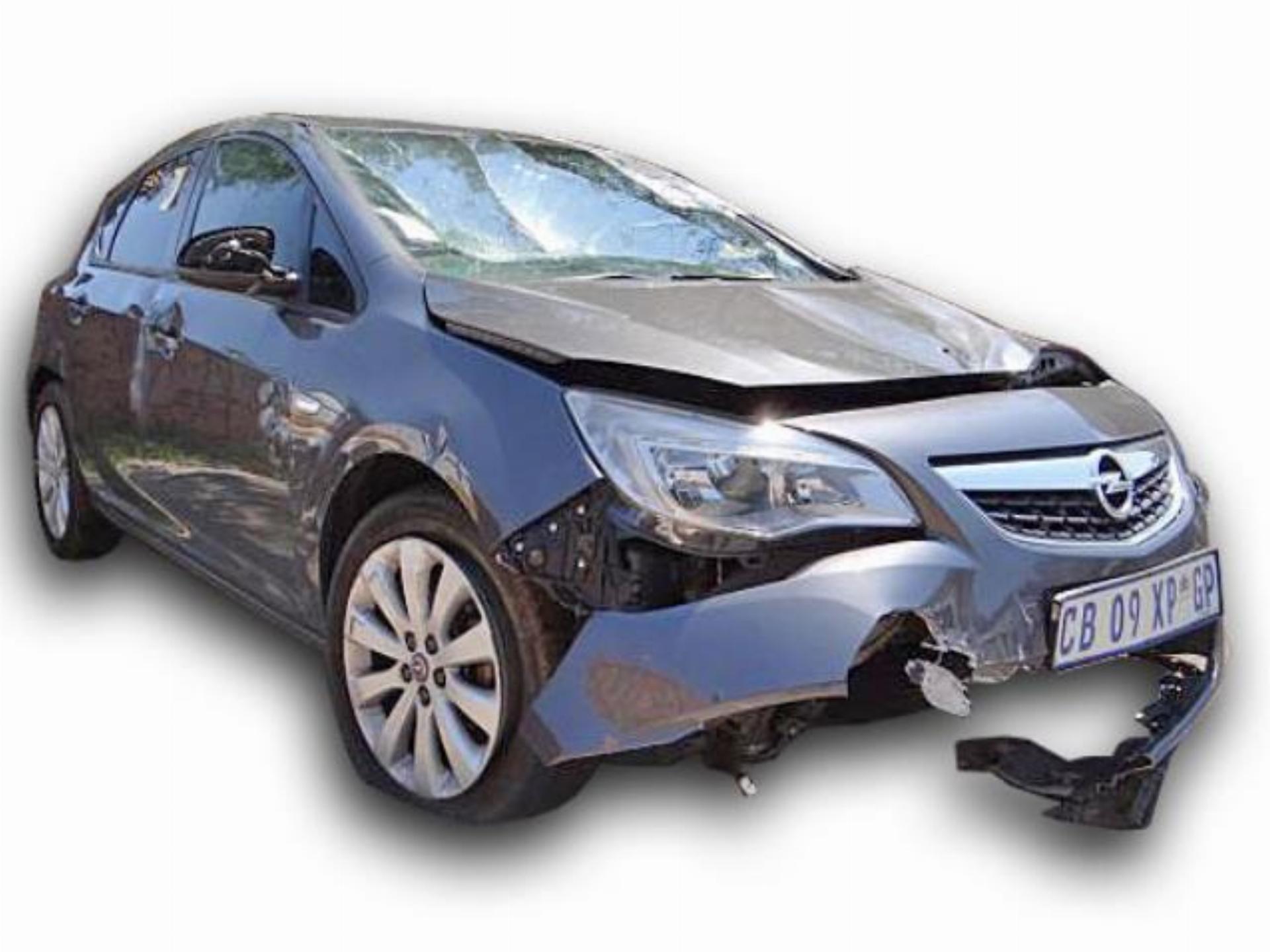Opel Astra - 1.6 Essentia 5DR-2012