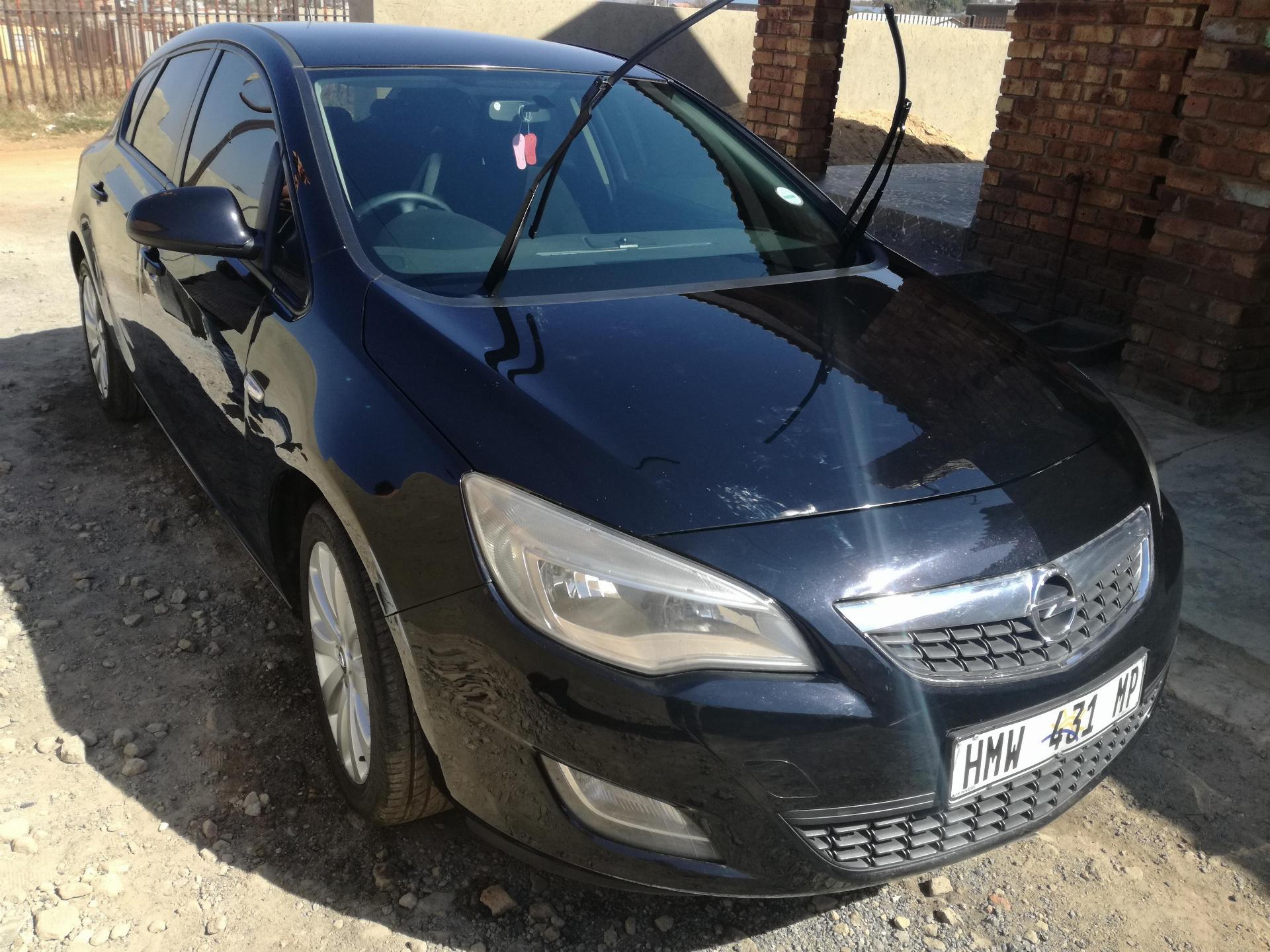 Opel Astra Black Hatch