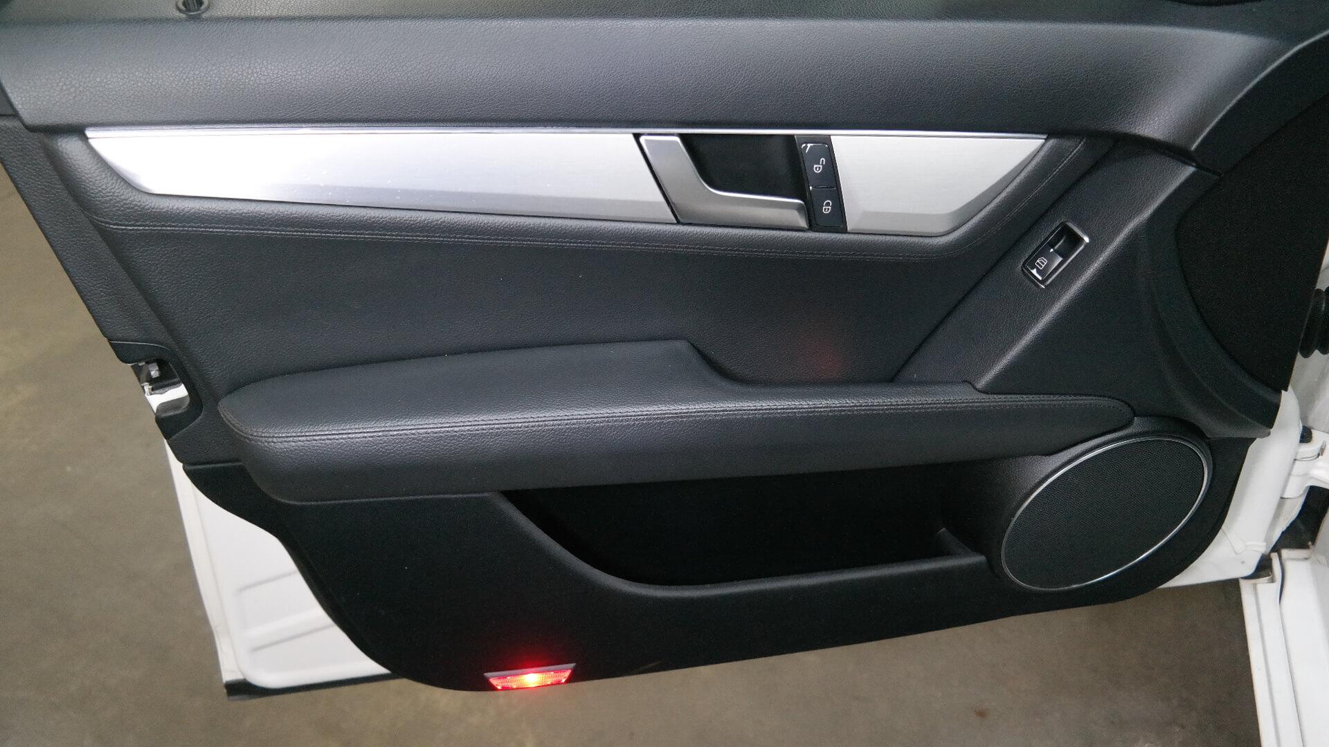 Repossessed Mercedes Benz C200 BE Avantgarde 2012 on auction with a price of R 155,500. Mercedes Benz C200 BE Avantgarde