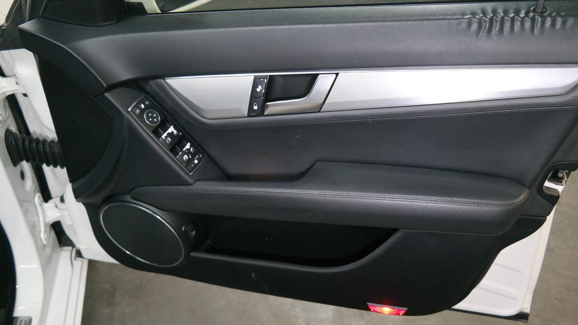 Repossessed Mercedes Benz C200 BE Avantgarde 2012 on auction with a price of R 155,500. Mercedes Benz C200 BE Avantgarde